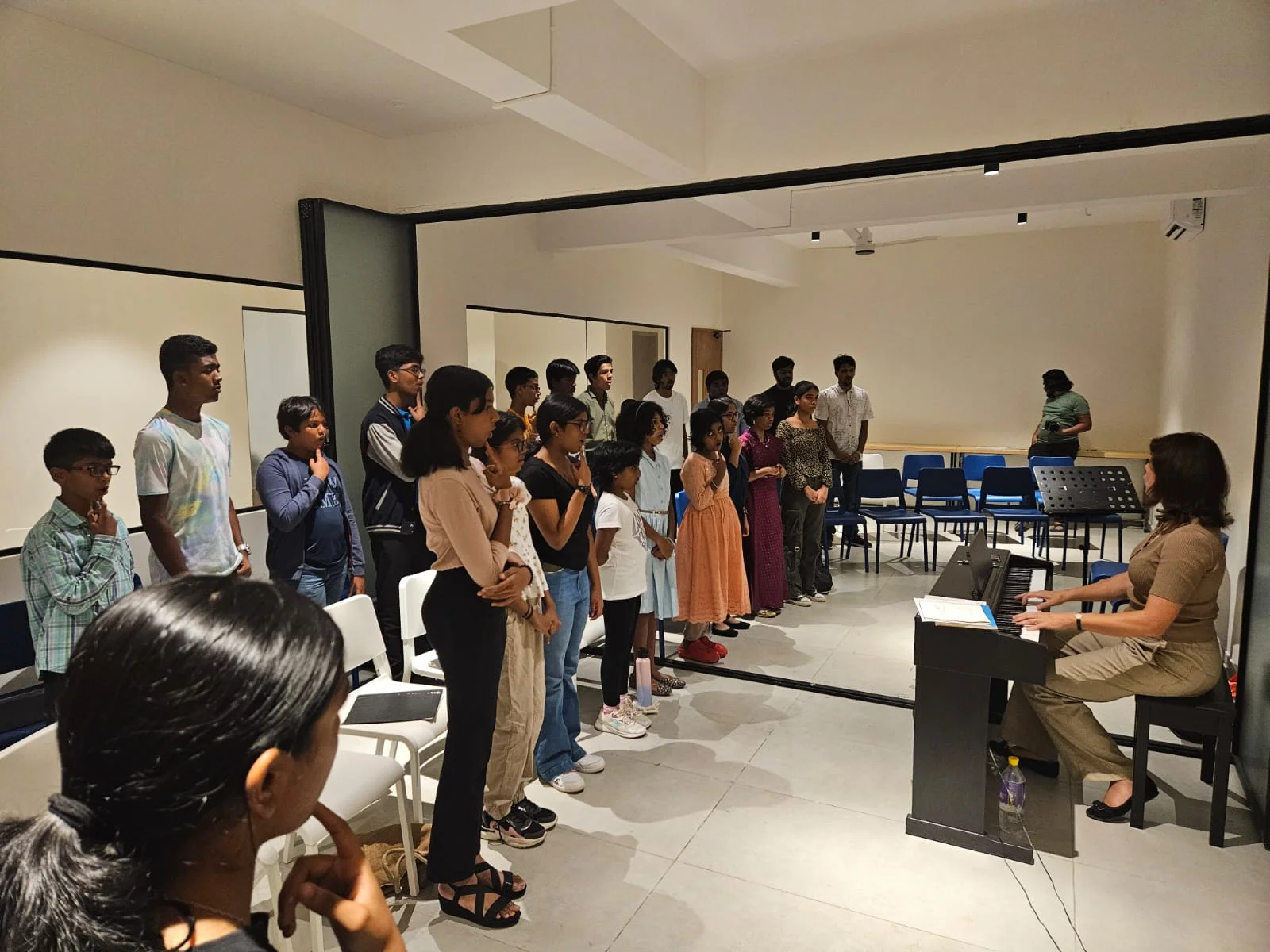 Maria Forström leading a choral workshop at FSG